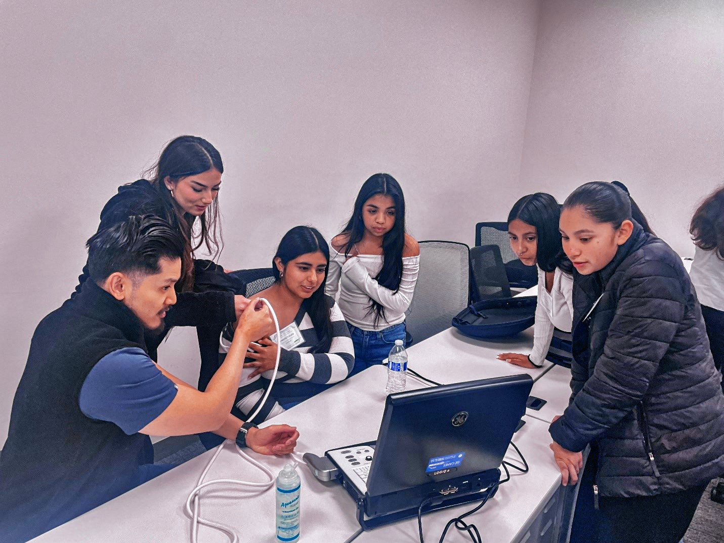 AltaMed Escalera students learning new technology